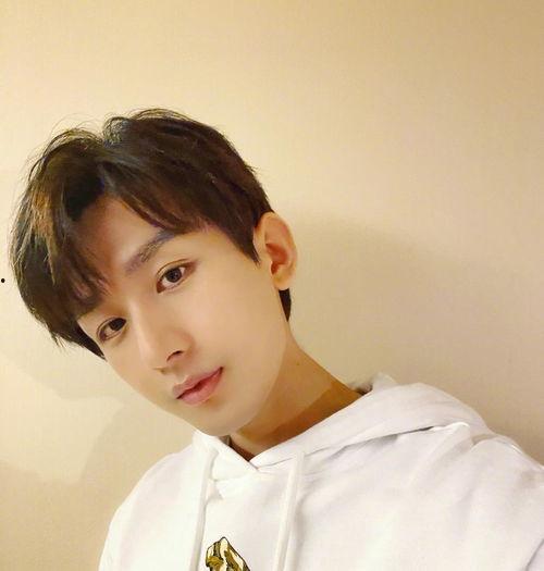 成毅袁冰妍最新爆料恋情,甜蜜互动引粉丝热议